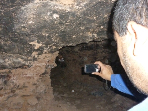 Vista desde el interior de la cámara hacia el túnel que comunica con la superficie
