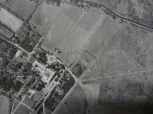 Aerofóto de 1960 donde se ve el colegio y sus alrededores. En el angulo superior derecho había un huerto donde se excavó el subterráneo